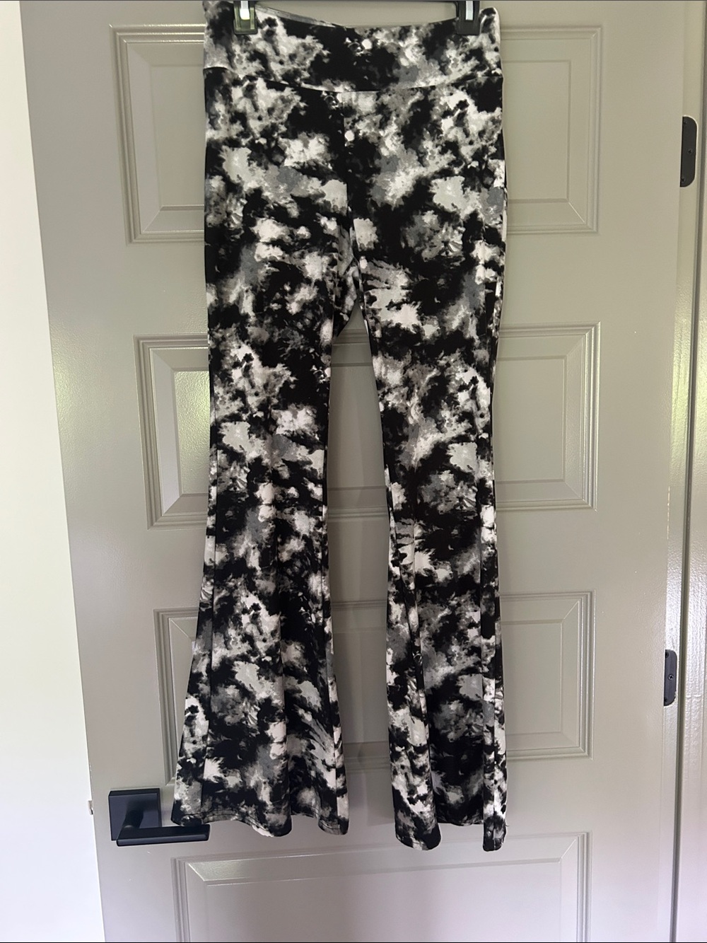 Black & White Tie-Dye Flared Leggings / Super Soft
